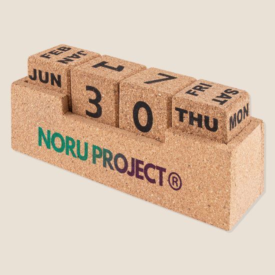 Naturkork Kalender mit 4 Würfeln & Basis YALE